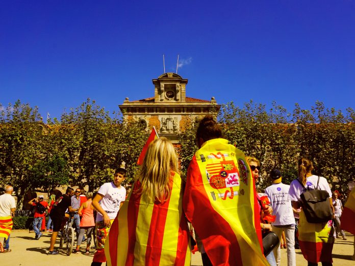 love in front of catalan parliament