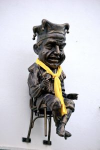 fool with yellow scarf