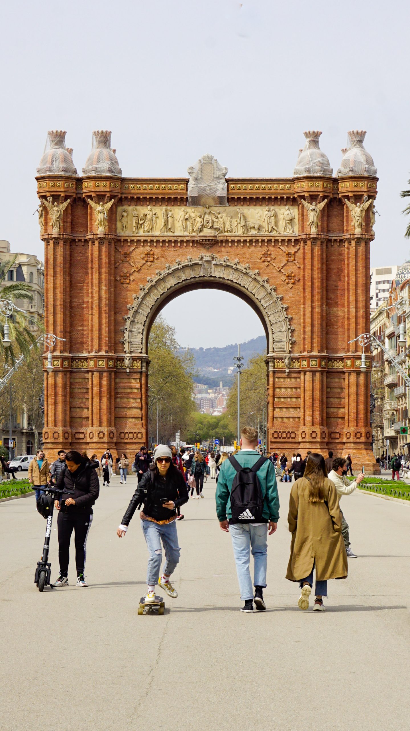 Arc de Triomf facade showing the sculptural frieze and pedestrians.